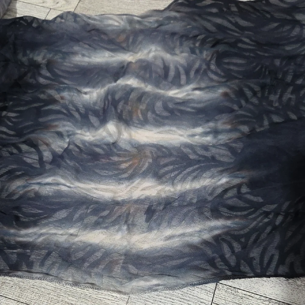 Elegant Tie-Dye Scarf in Black and Tan
